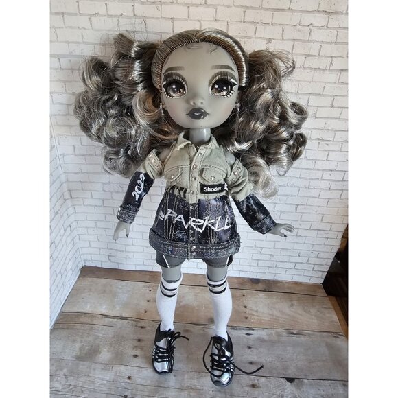 Shadow High Nicole Steel Doll Series 1 Silver Gray Art Fashion 2022 - Picture 2 of 5